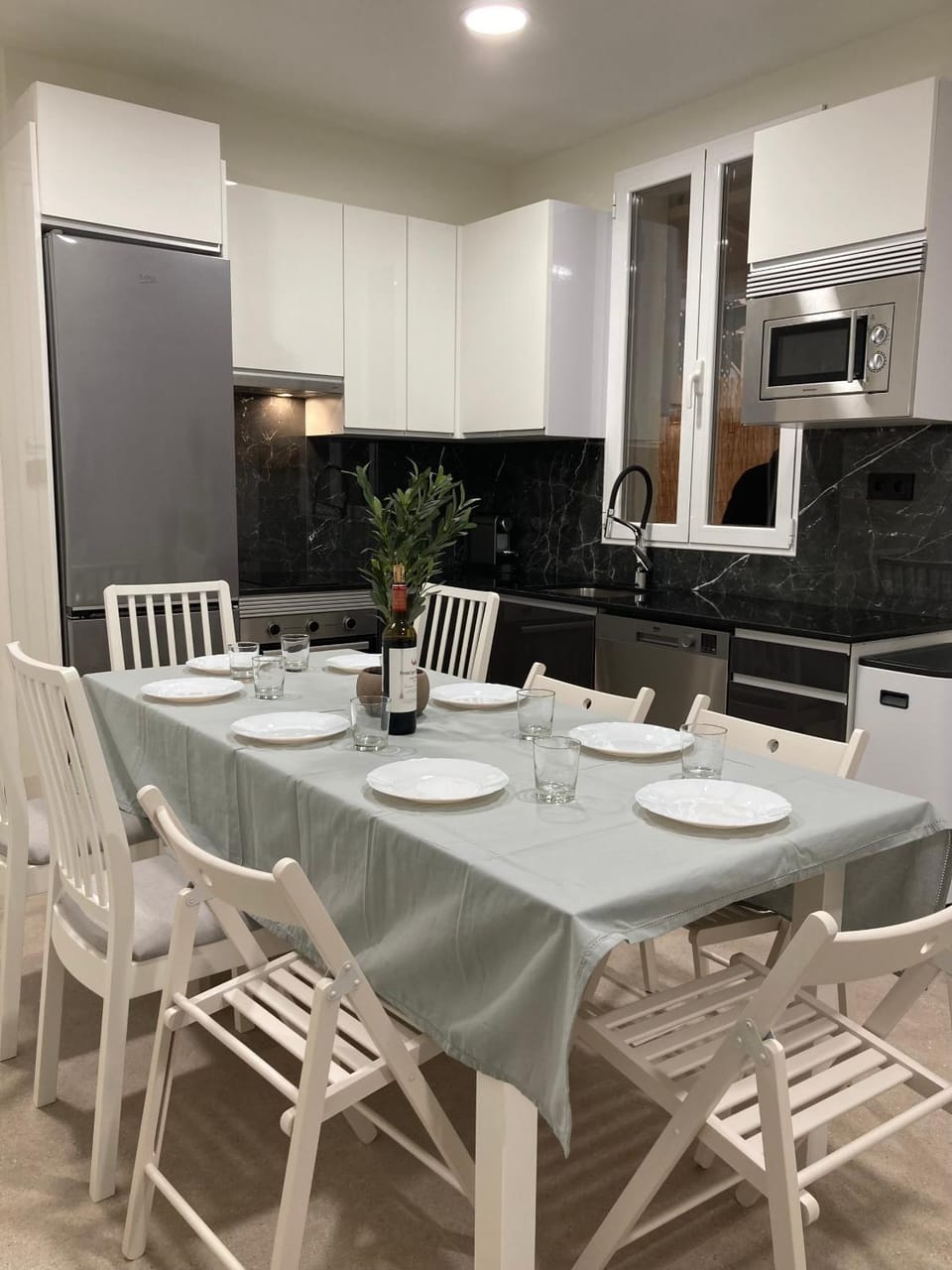 Kitchen or kitchenette, Dining area