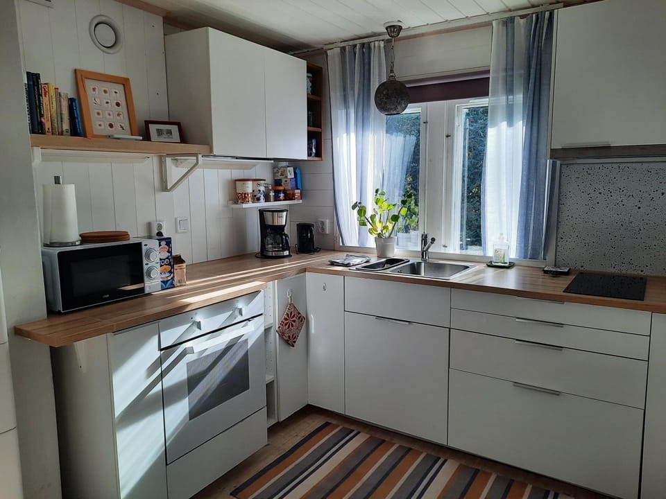 Coffee/tea facilities, Kitchen or kitchenette, microwave, stove