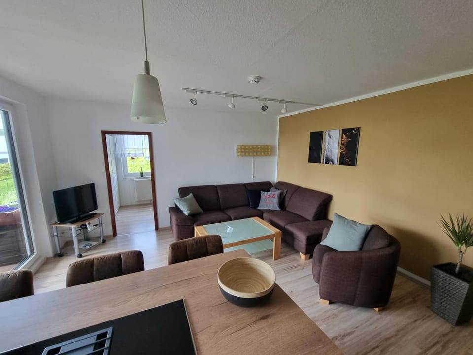 TV and multimedia, Living room, Seating area, Evening entertainment