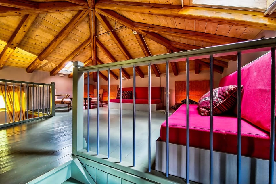 Bed, Seating area
