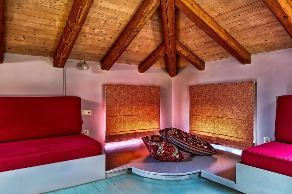 Bed, Seating area