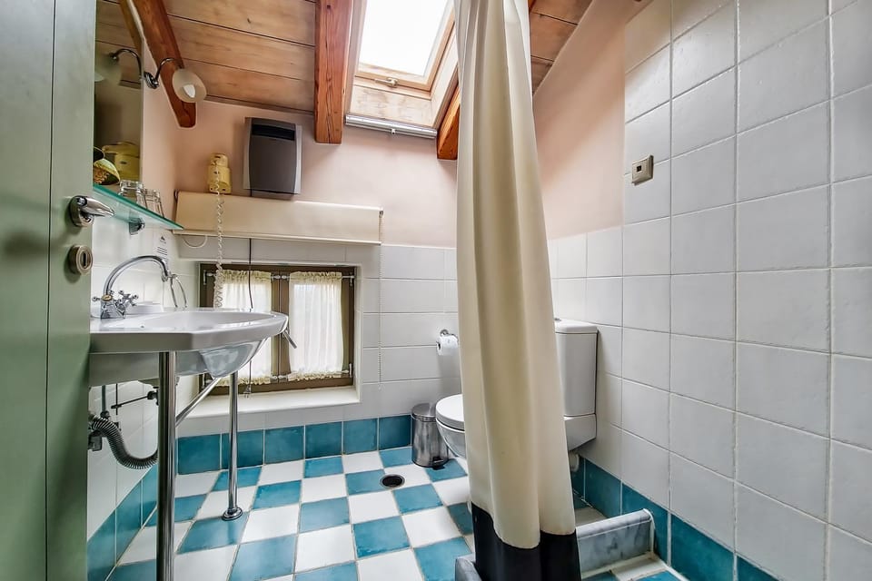 Toilet, Bathroom, towels