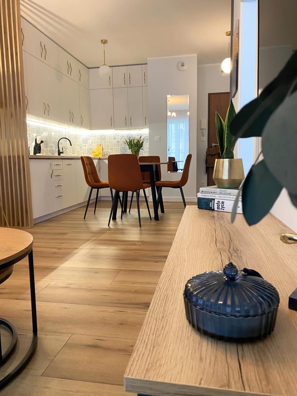 Kitchen or kitchenette, Dining area, stove