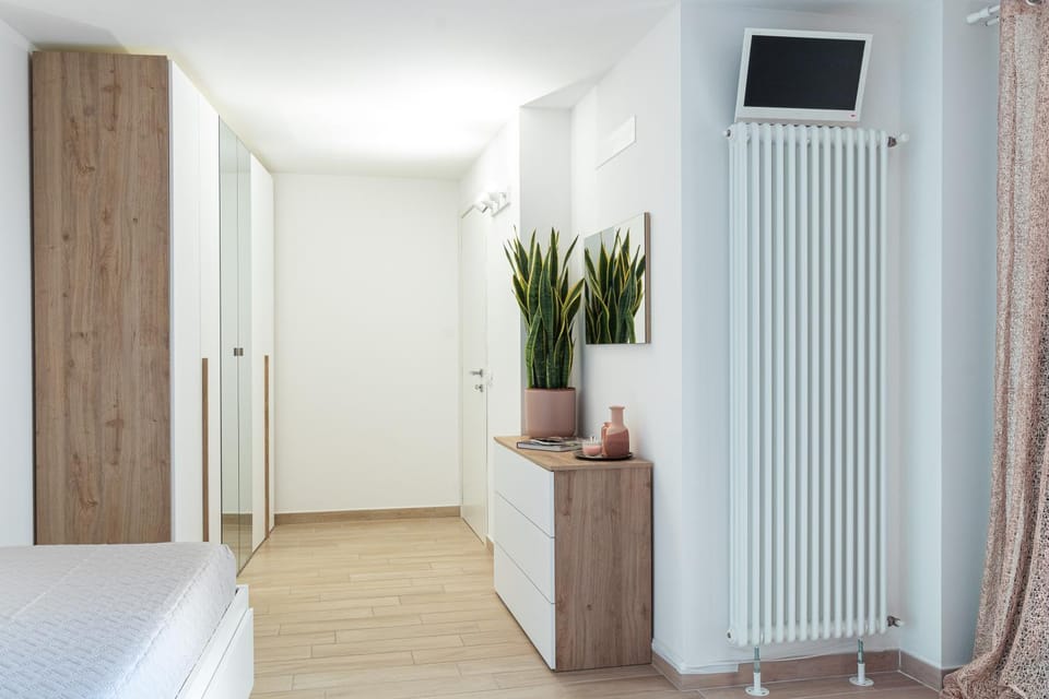 Bed, TV and multimedia, Photo of the whole room, Bedroom, internet, wardrobe