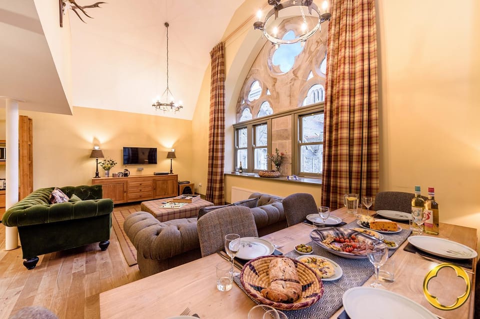 Lounge or bar, Seating area, Dining area