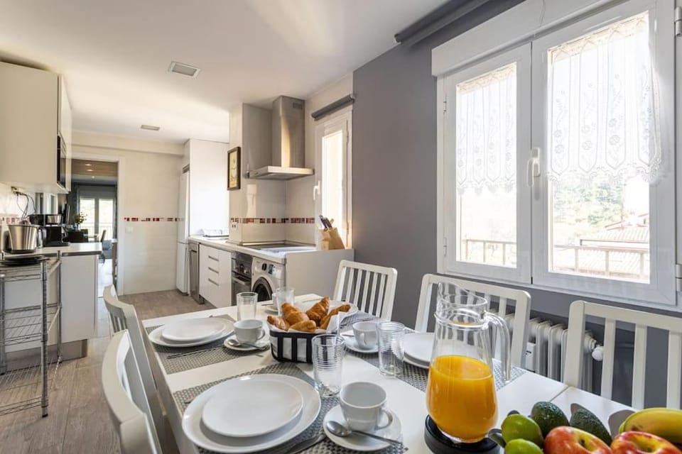 Kitchen or kitchenette, Dining area, Food, stove, toaster