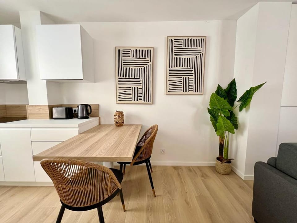 Coffee/tea facilities, Kitchen or kitchenette, Dining area