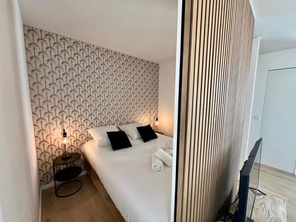 Bed, Photo of the whole room, Bedroom, towels