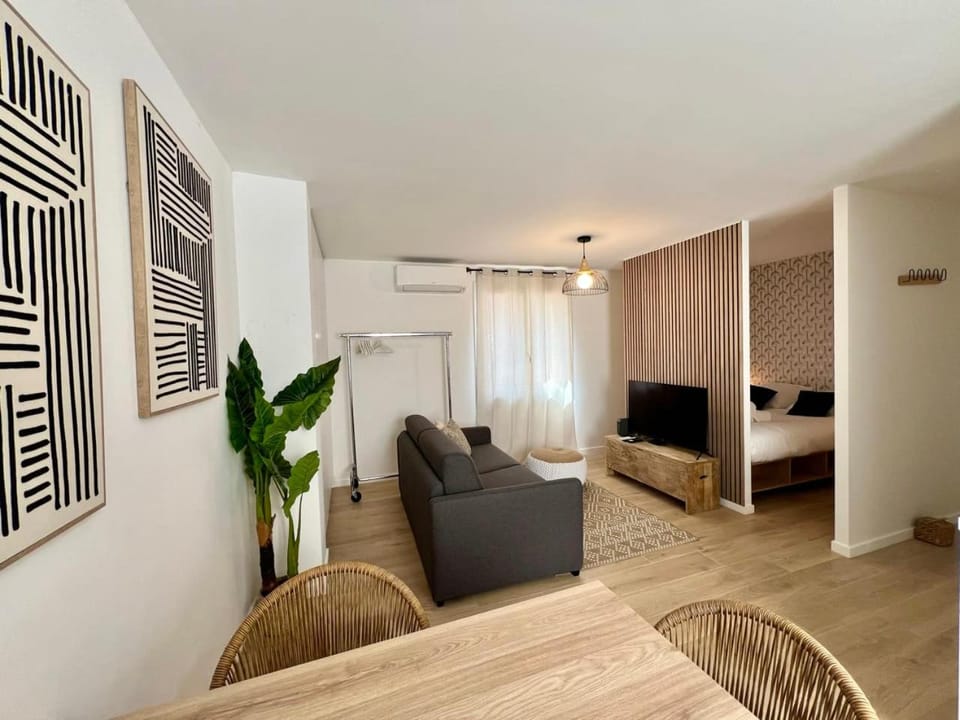 Communal lounge/ TV room, Bed, TV and multimedia, Living room, Photo of the whole room, Seating area, Bedroom