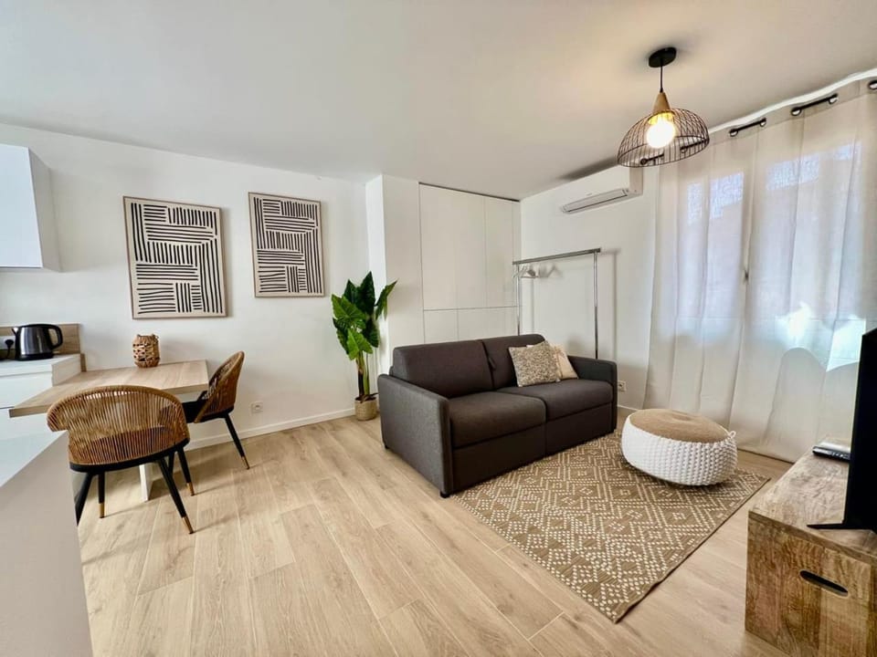 TV and multimedia, Kitchen or kitchenette, Living room, Seating area, Dining area