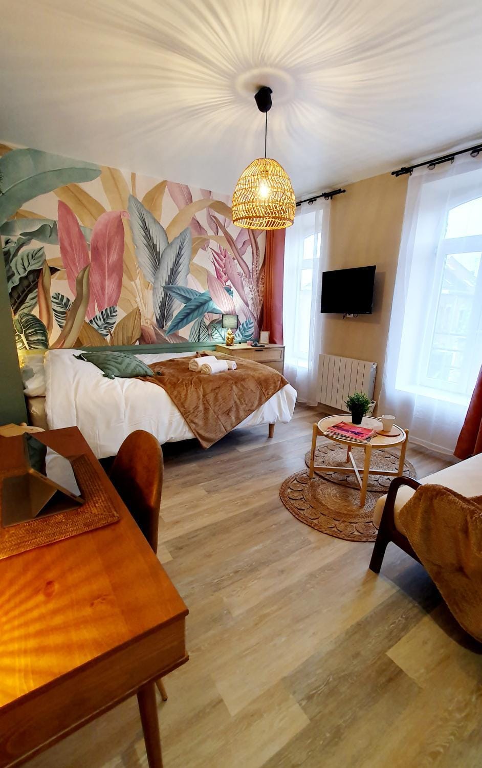 Communal lounge/ TV room, Bed, TV and multimedia, Living room, Photo of the whole room, Seating area, Bedroom