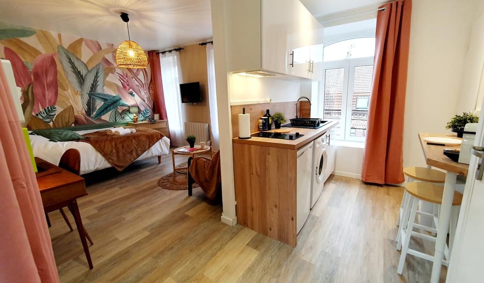 Bed, Kitchen or kitchenette, Living room, Photo of the whole room, Seating area, Dining area, stove