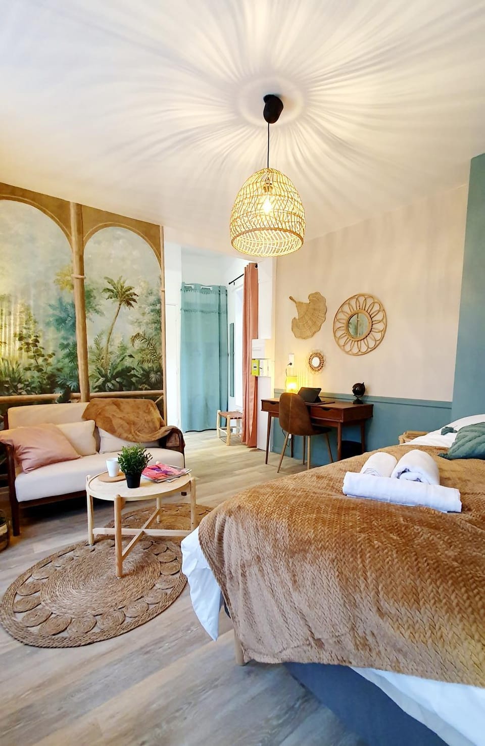 Bed, Living room, Photo of the whole room, Bedroom