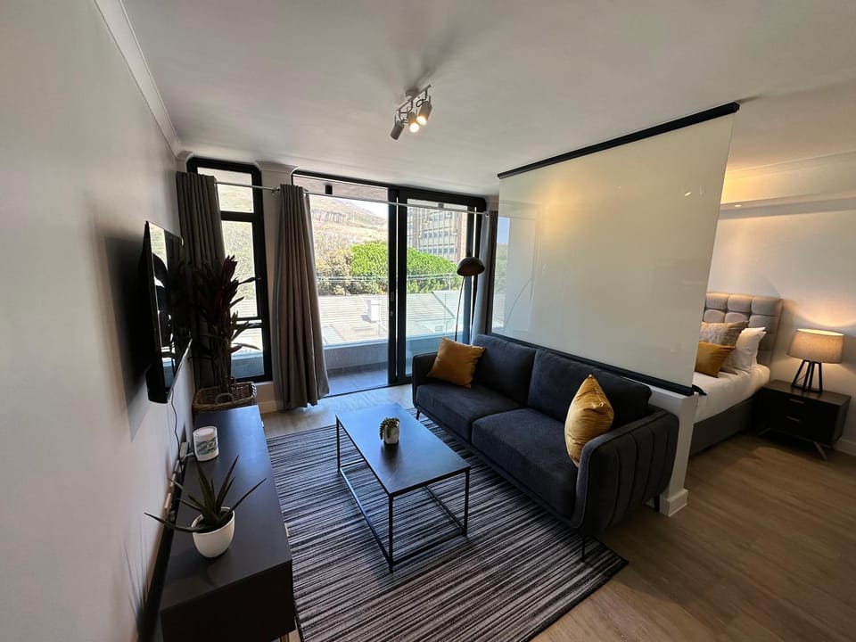 TV and multimedia, Living room, Evening entertainment