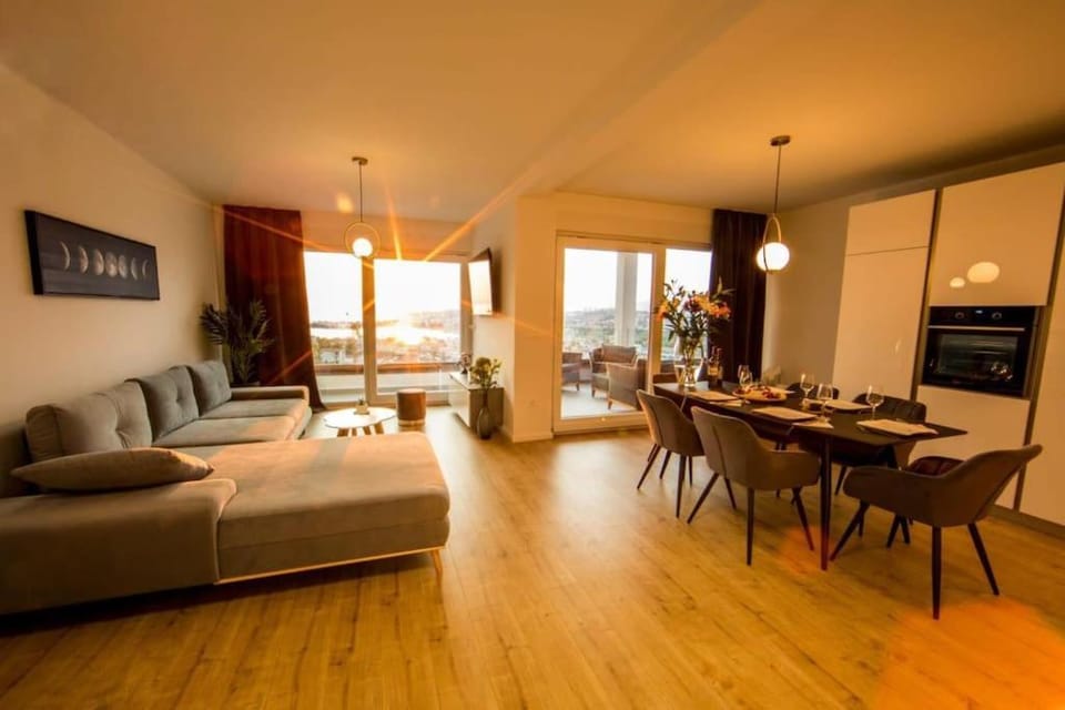 TV and multimedia, Living room, Seating area, Dining area