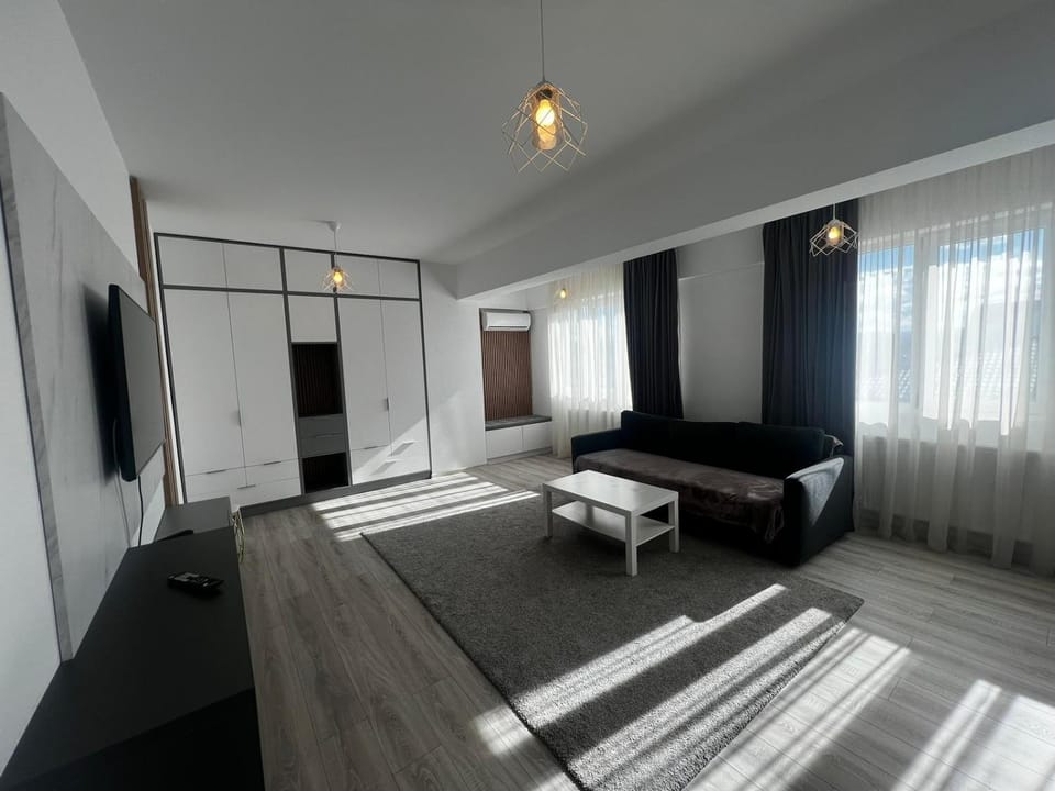 Communal lounge/ TV room, Bed, TV and multimedia, Living room, Photo of the whole room, Seating area, Evening entertainment, Bedroom