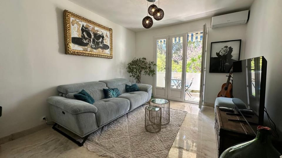 Communal lounge/ TV room, Living room, Seating area