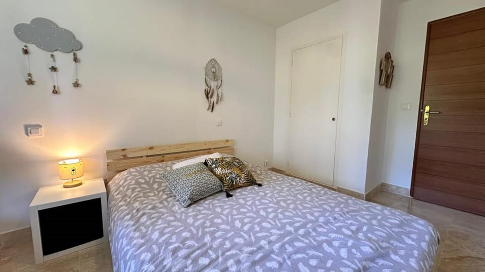 Bed, Photo of the whole room, Bedroom, wardrobe