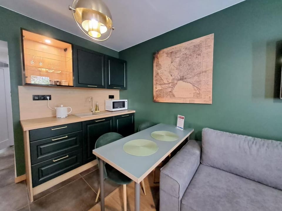 Kitchen or kitchenette, Living room, Seating area, Dining area, oven, stove