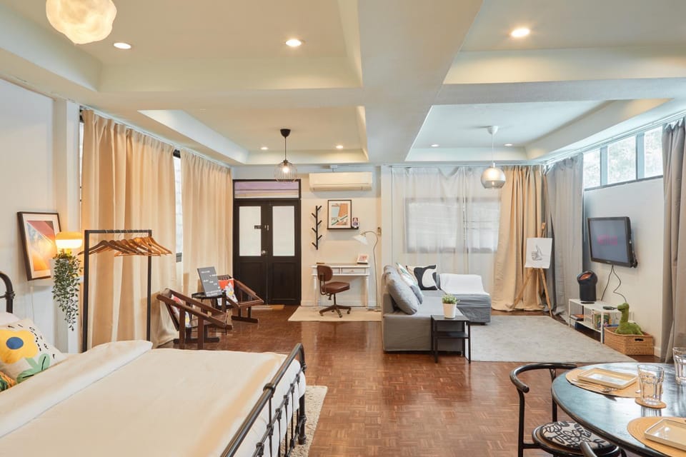 Bed, TV and multimedia, Living room, Photo of the whole room, Seating area, Dining area, Bedroom