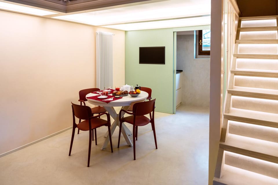 TV and multimedia, Living room, Seating area, Dining area