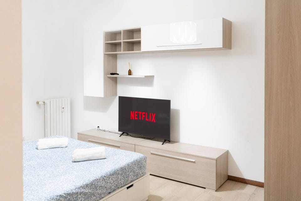 Communal lounge/ TV room, Bed, TV and multimedia, Photo of the whole room, Bedroom