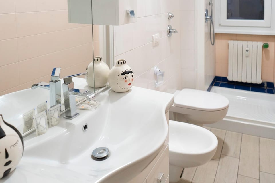Bathroom, internet, towels