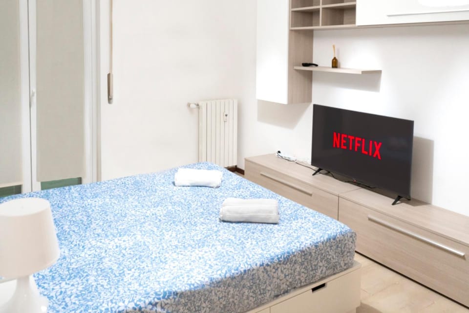 Bed, TV and multimedia, Bedroom, towels
