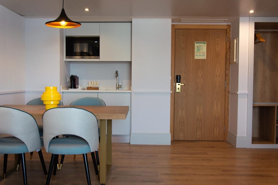 Kitchen or kitchenette, Dining area