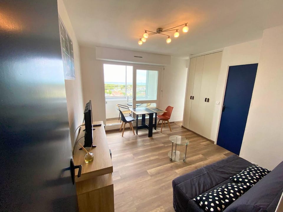 Bed, Seating area, Dining area