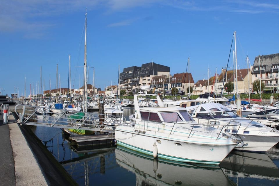 Nearby landmark, Day, Natural landscape, Activities