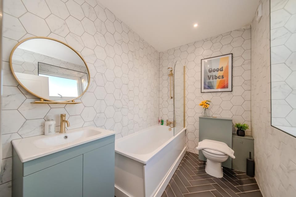 3 Bedroom 2 Bath I Next to Brighton Beach I Slp 10 Apartment in Brighton