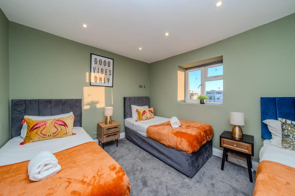 3 Bedroom 2 Bath I Next to Brighton Beach I Slp 10 Apartment in Brighton