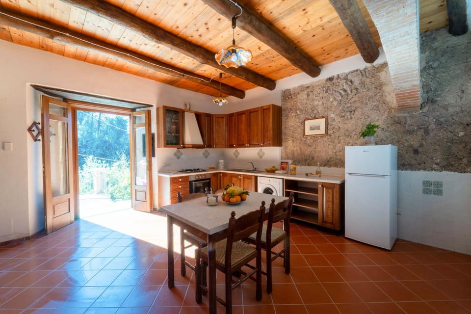 Kitchen or kitchenette, Living room, Seating area, Dining area, minibar, oven, pet friendly, stove