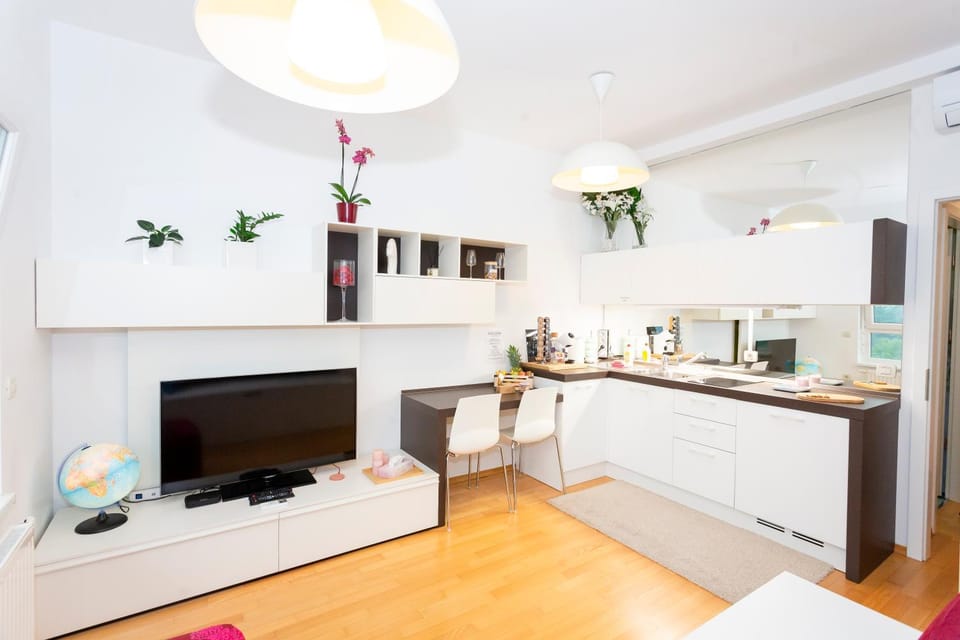 TV and multimedia, Coffee/tea facilities, Kitchen or kitchenette, Dining area, microwave, minibar, stove