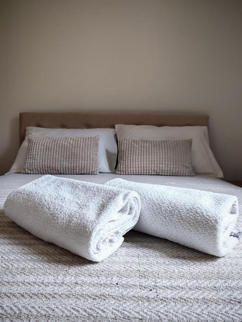 Bed, towels