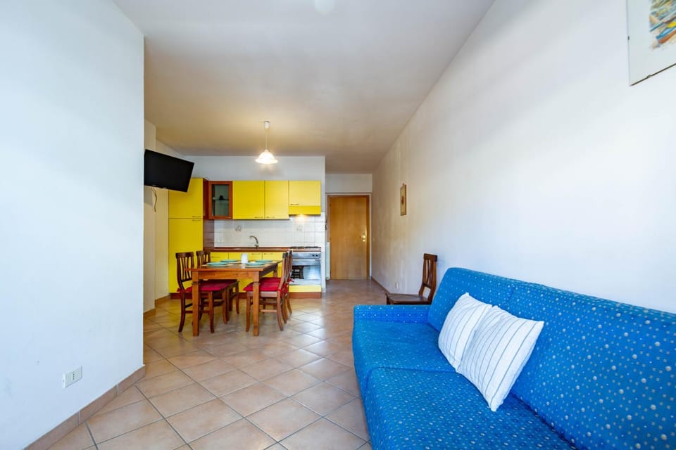 Living room, Seating area, Dining area, pet friendly, stove