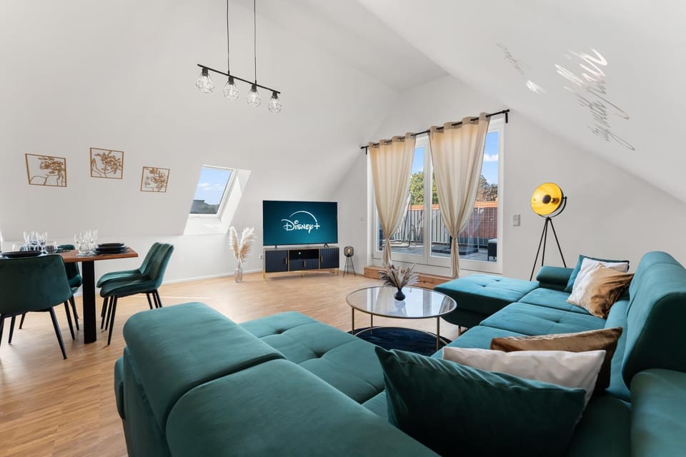 Communal lounge/ TV room, TV and multimedia, Living room, Decorative detail, Seating area, Dining area