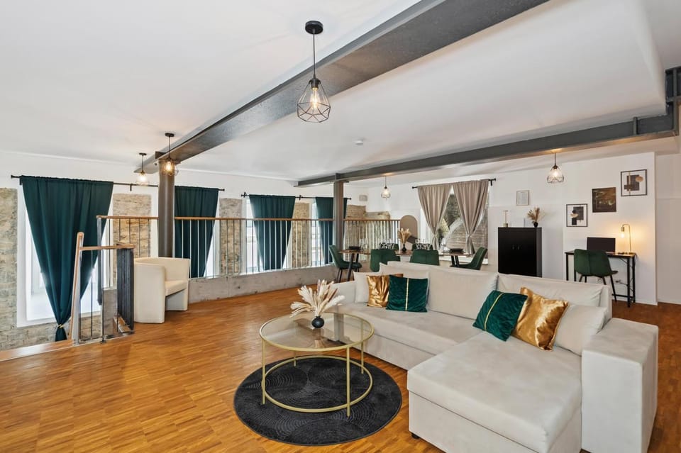TV and multimedia, Living room, Decorative detail, Seating area, Bedroom