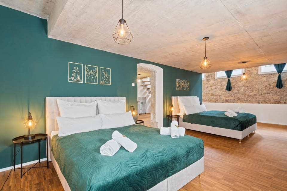 Bed, Photo of the whole room, Bedroom, towels