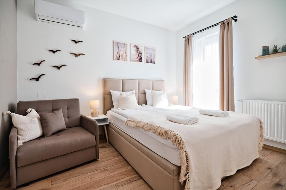 Bed, Photo of the whole room, Seating area, Bedroom, internet, towels, air conditioner
