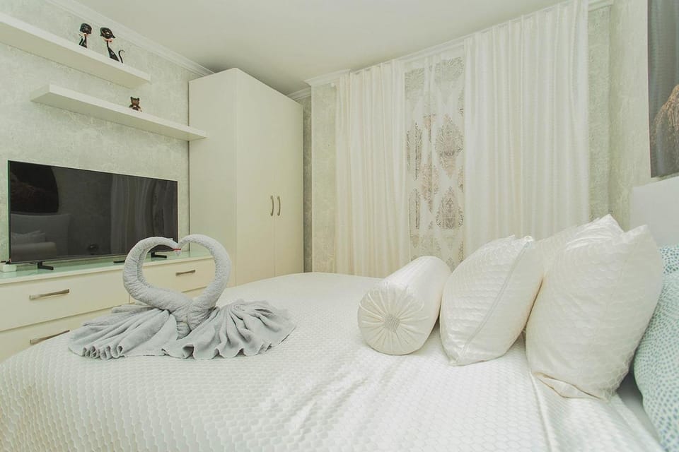 Bed, TV and multimedia, Photo of the whole room, Bedroom, towels