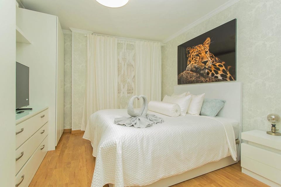 Bed, TV and multimedia, Photo of the whole room, Bedroom, towels