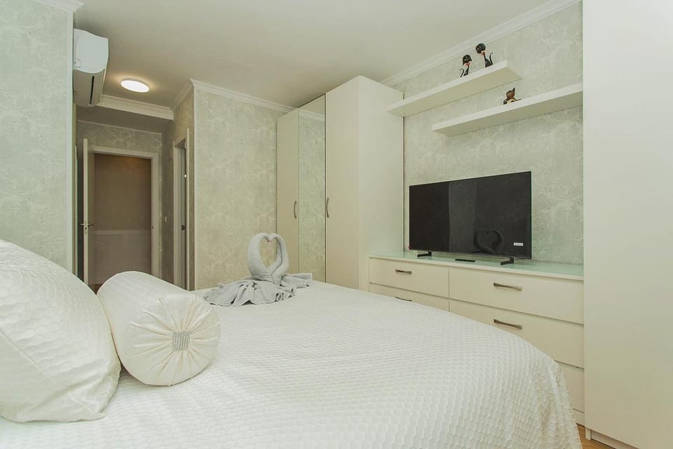 Bed, TV and multimedia, Photo of the whole room, Bedroom, wardrobe