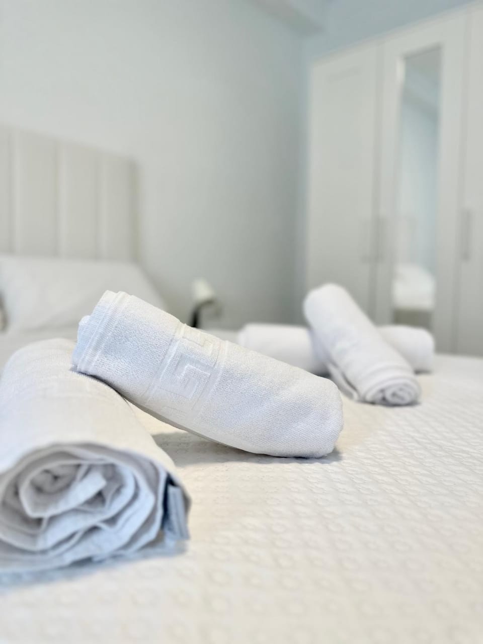 Bed, towels