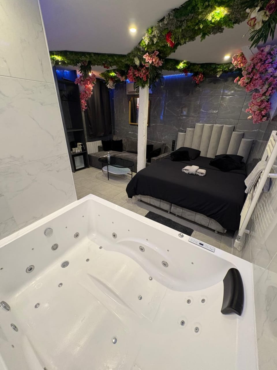 Room & Jacuzzi - Stade de France Love hotel in Saint-Denis, France