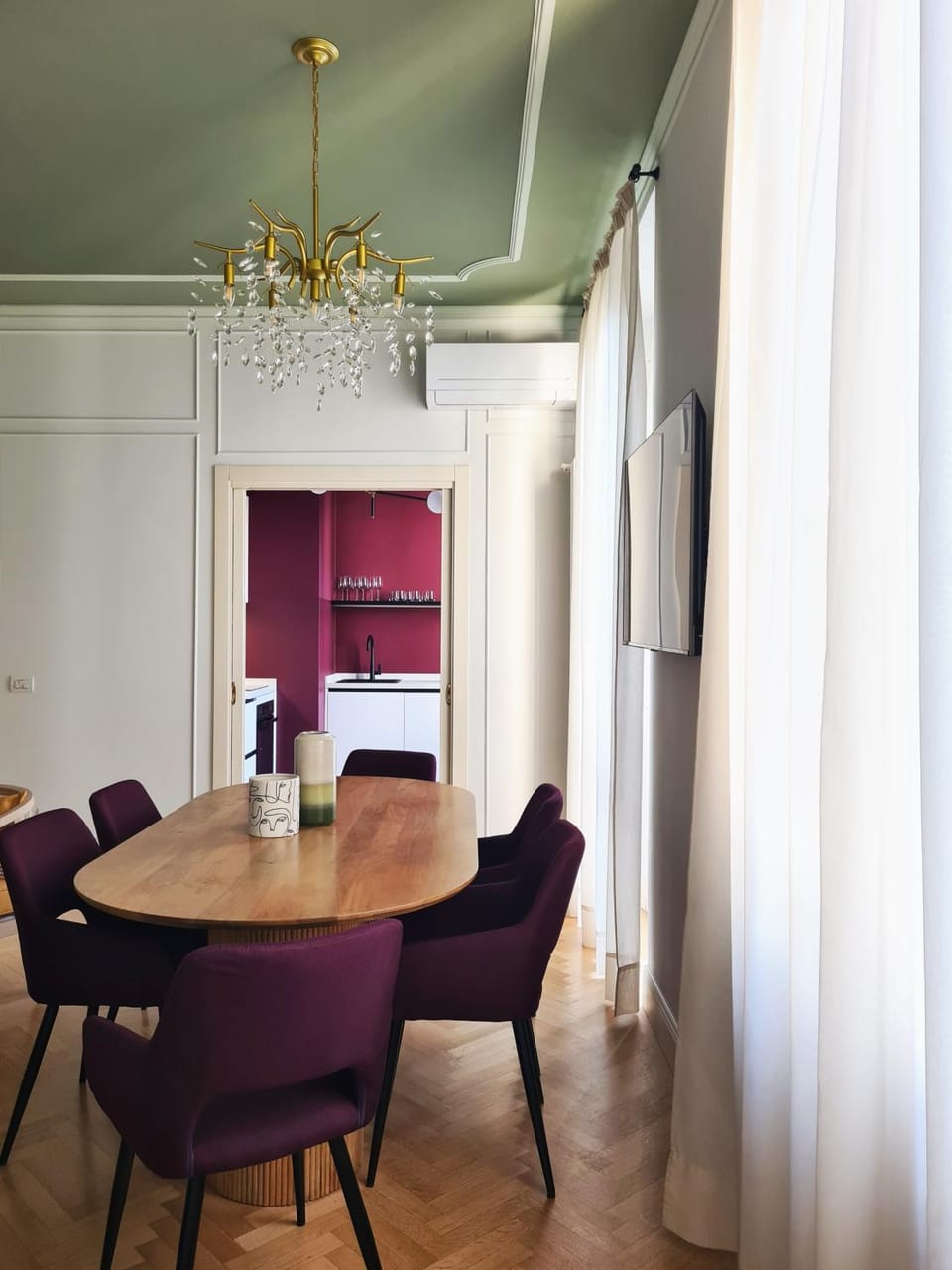 Kitchen or kitchenette, Living room, Seating area, Dining area