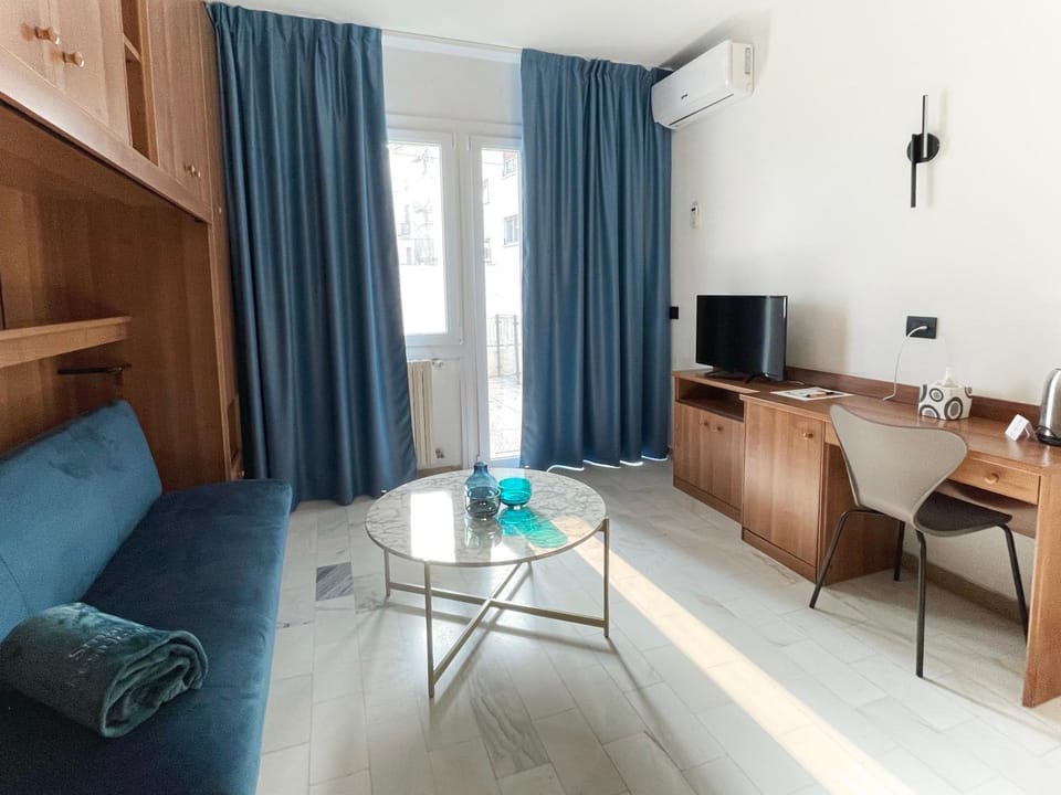 TV and multimedia, Living room, Seating area, air conditioner