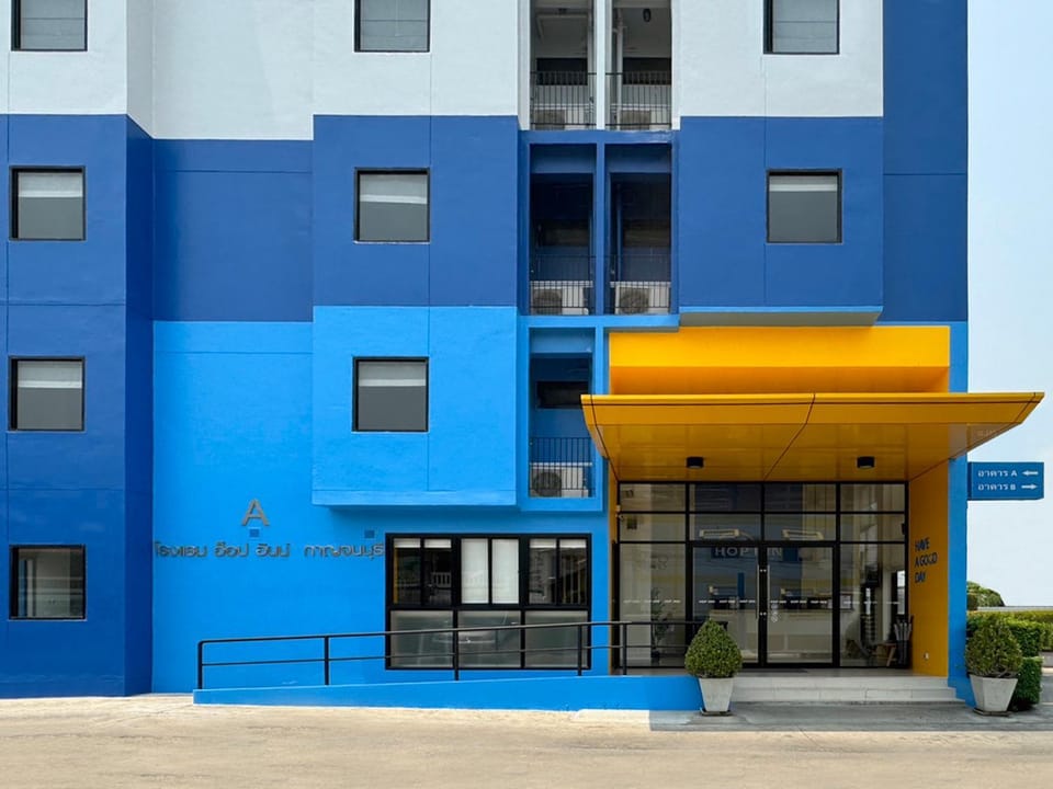 Facade/entrance