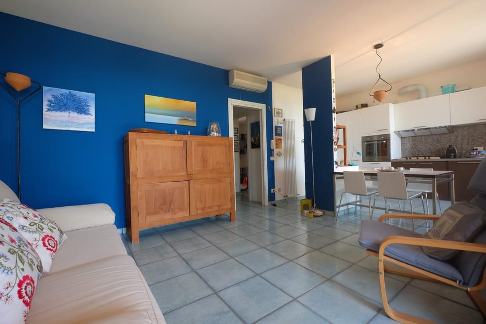 Day, Living room, Seating area, Dining area, kitchen